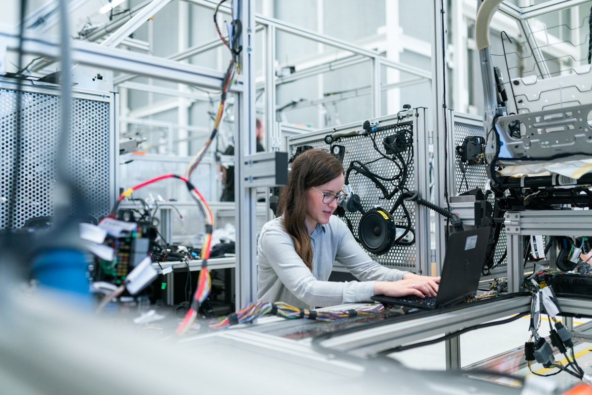Especialista en tecnología trabajando con sistemas de IA